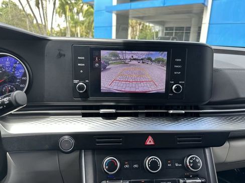 Used 2024 Kia Carnival LX FWD image 24