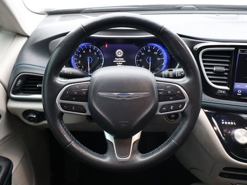 Used 2021 Chrysler Pacifica Touring-L w/ Uconnect Theater Family Group image 17