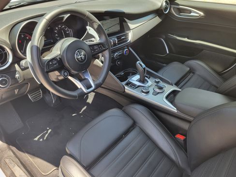 Used 2023 Alfa Romeo Giulia Veloce AWD/4WD image 18