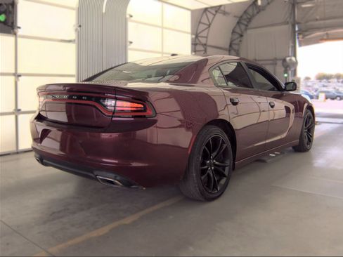 Used 2018 Dodge Charger SXT RWD image 2