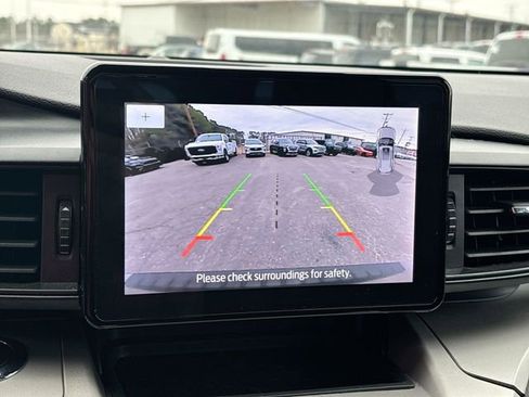 Used 2022 Ford Explorer XLT image 25