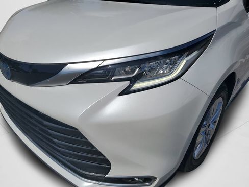 Used 2023 Toyota Sienna Limited FWD image 29