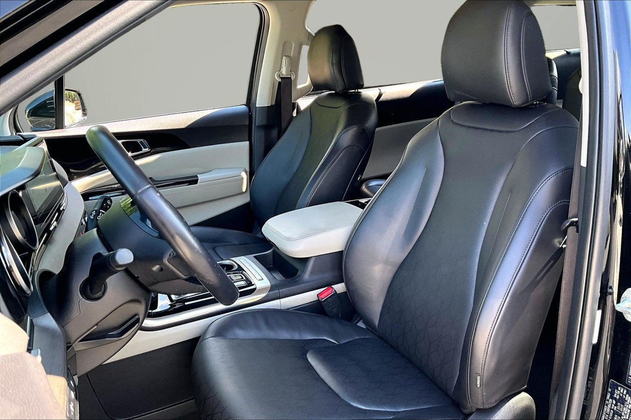 Used 2024 Kia Carnival EX FWD image 20