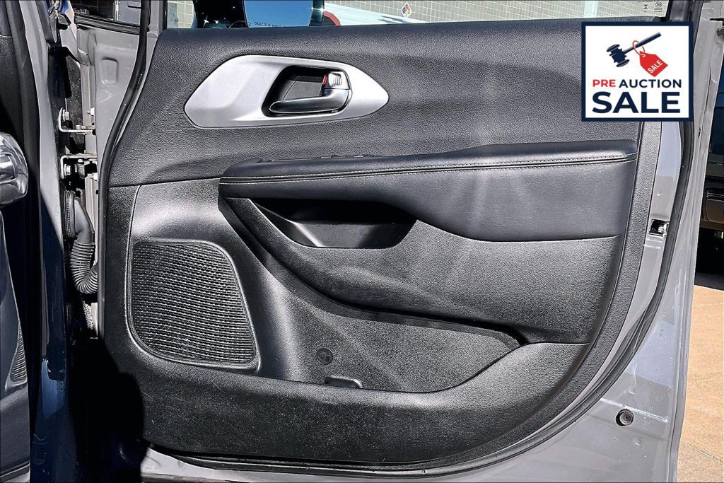 Used 2025 Chrysler Pacifica Limited FWD image 24