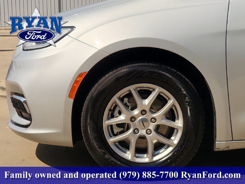 Used 2024 Chrysler Pacifica Touring-L FWD image 5