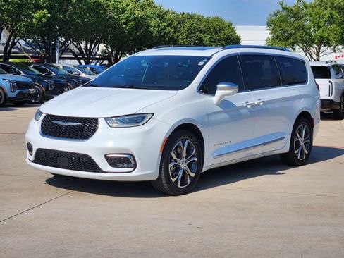 Used 2021 Chrysler Pacifica Pinnacle AWD/4WD image 2