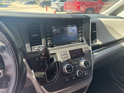 Used 2020 Toyota Sienna XLE w/ XLE Navigation Package image 15