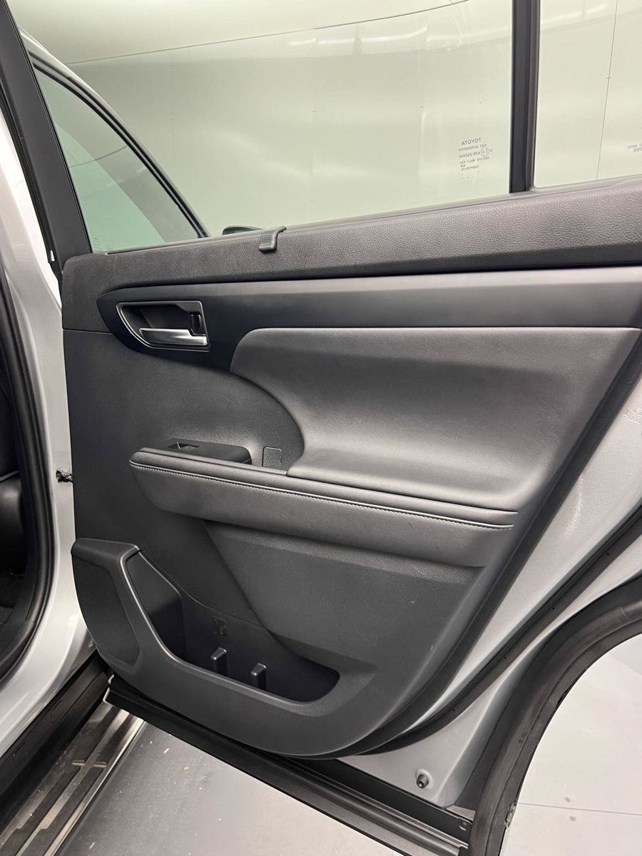 Used 2020 Toyota Highlander XLE FWD image 28