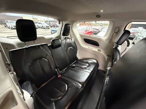 Used 2022 Chrysler Pacifica Touring-L FWD image 21