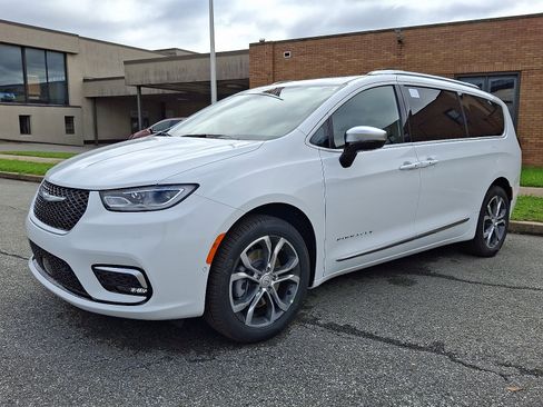 New 2026 Chrysler Pacifica Pinnacle w/ Trailer Tow Group image 3
