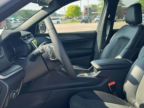 Used 2025 Jeep Grand Cherokee L Altitude image 10