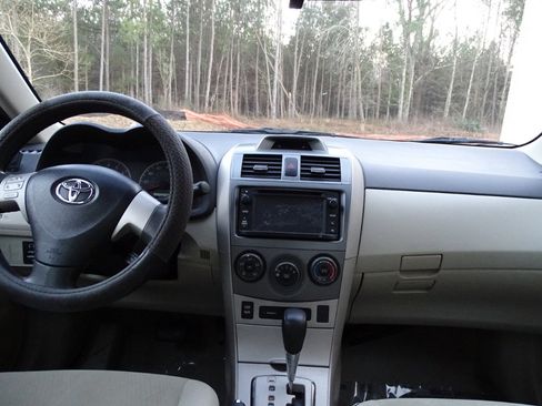 Used 2013 Toyota Corolla LE image 11