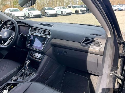 Used 2023 Volkswagen Tiguan SE image 12