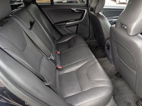 Used 2017 Volvo V60 T5 Premier w/ Convenience Package image 18