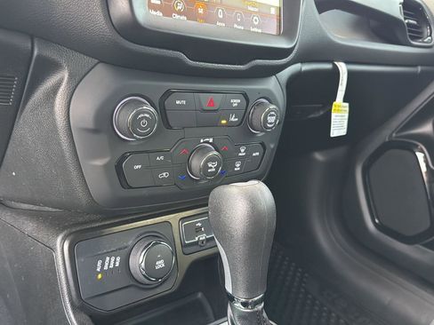Used 2023 Jeep Renegade Altitude image 24