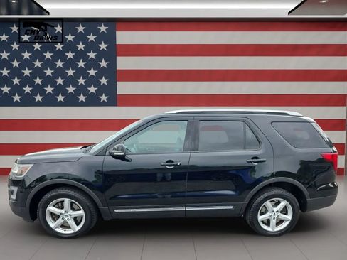 Used 2017 Ford Explorer XLT w/ Equipment Group 202A AWD/4WD image 8