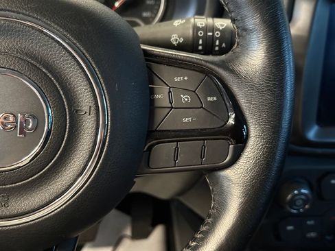 Used 2018 Jeep Renegade Altitude w/ UConnect 8.4 Nav Group AWD/4WD image 12