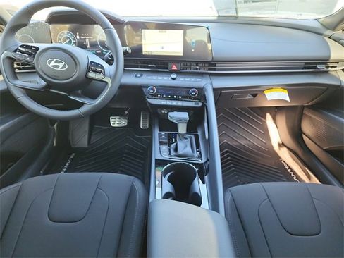 New 2025 Hyundai Elantra SEL image 8