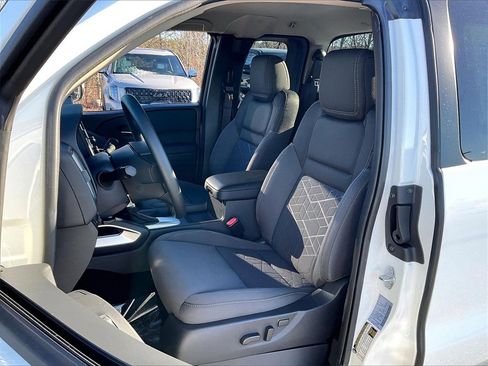 Used 2025 Nissan Frontier SV image 9