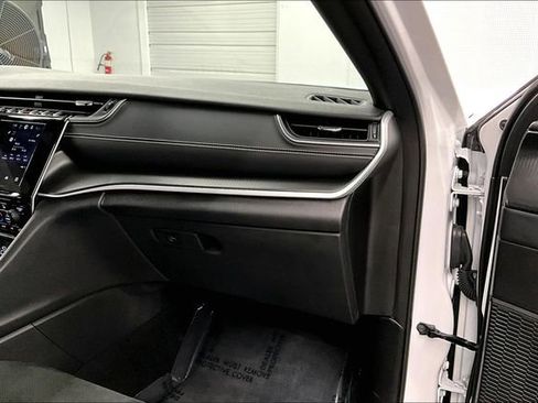 Used 2025 Jeep Grand Cherokee Altitude AWD/4WD image 19