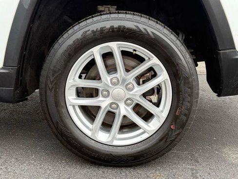 Used 2023 Jeep Grand Cherokee L Laredo image 15