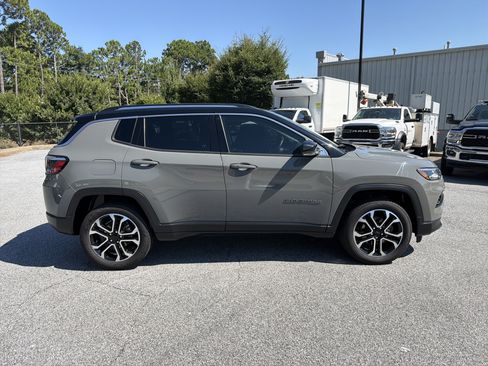 Used 2022 Jeep Compass Limited w/ Sun and Sound Group AWD/4WD image 9