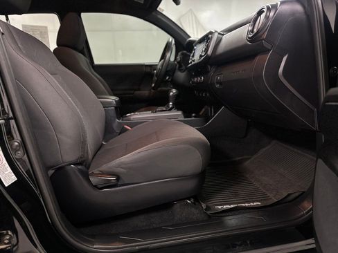 Used 2017 Toyota Tacoma TRD Sport w/ Tow Package (A/T) image 21
