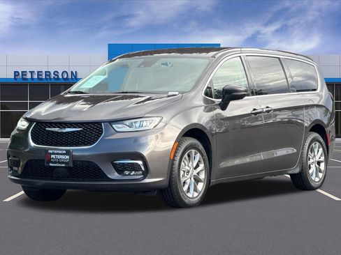 Used 2023 Chrysler Pacifica Touring-L AWD/4WD image 8