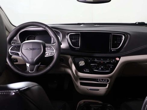 Used 2023 Chrysler Pacifica Touring-L FWD image 32