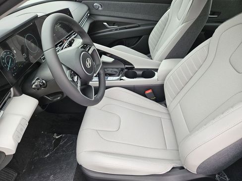 Used 2025 Hyundai Elantra Limited image 9