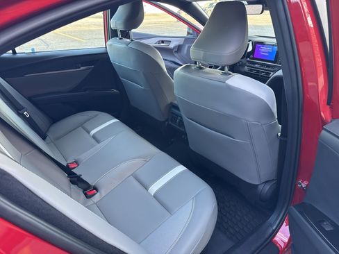 Used 2025 Toyota Camry SE w/ Convenience Package image 11