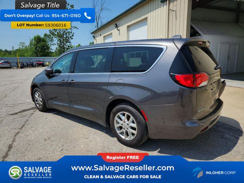 Used 2017 Chrysler Pacifica Touring FWD image 3