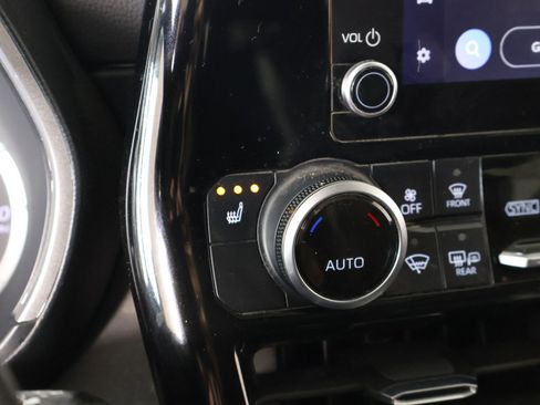 Used 2023 Toyota Highlander XLE FWD image 7