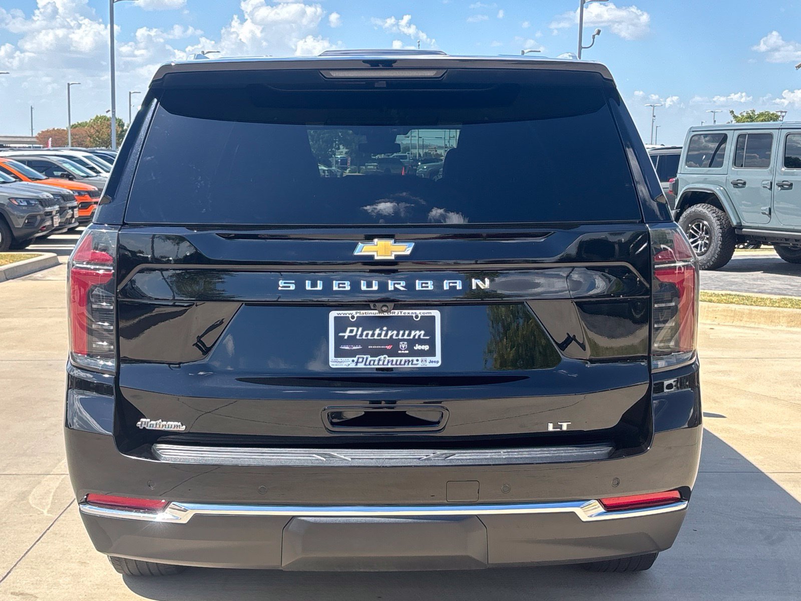 Used 2025 Chevrolet Suburban LT RWD image 4
