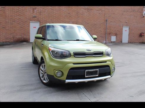 Used 2017 Kia Soul + image 1