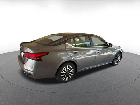 Used 2025 Nissan Altima 2.5 SV FWD image 12