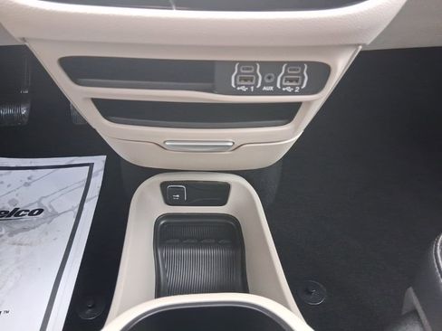 Used 2024 Chrysler Pacifica Touring-L FWD image 24