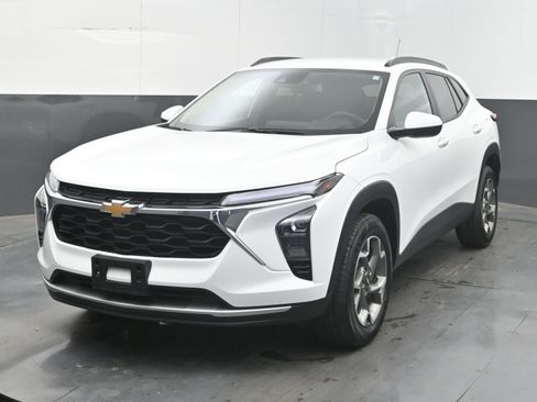 Used 2025 Chevrolet Trax LT w/ LT Convenience Package FWD image 4