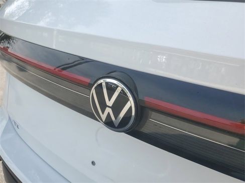 Certified 2025 Volkswagen Taos SE image 7