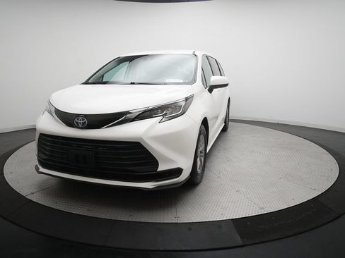 Used 2023 Toyota Sienna LE FWD image 12