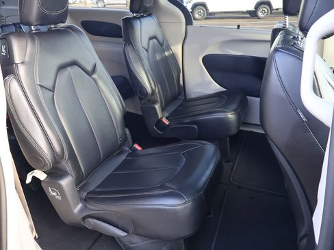 Used 2024 Chrysler Pacifica Touring-L image 8