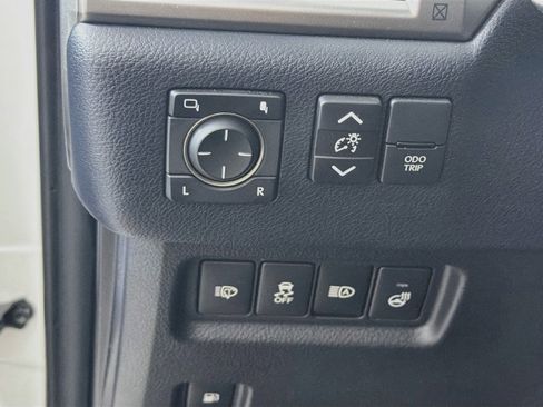 Used 2023 Lexus GX 460 Premium w/ Accessory Package AWD/4WD image 16