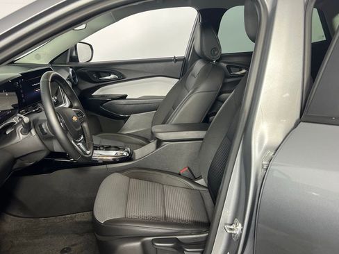 Used 2025 Chevrolet Trax LT w/ LT Convenience Package image 21