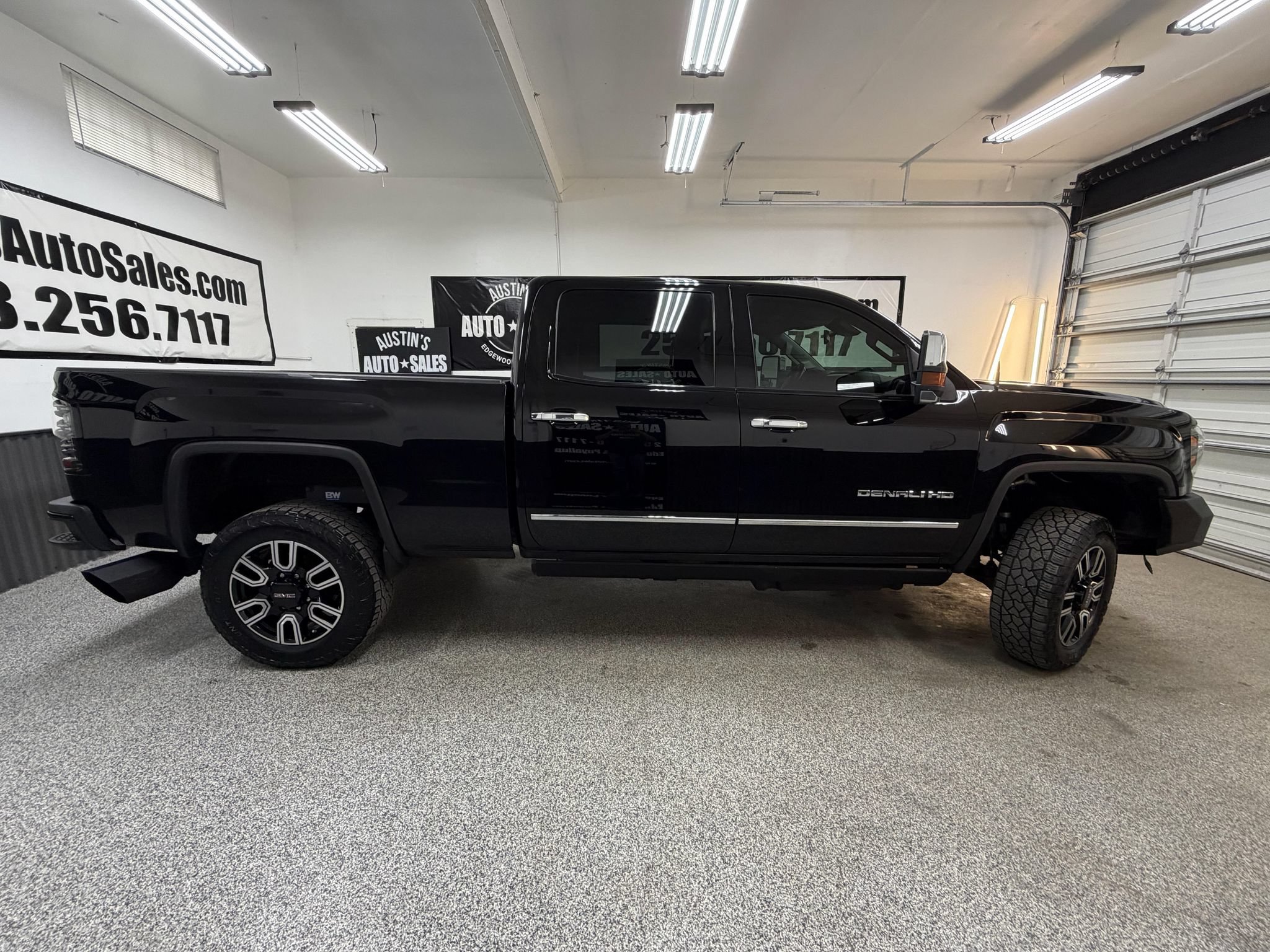 Used 2015 GMC Sierra 2500 Denali w/ Duramax Plus Package AWD/4WD image 2