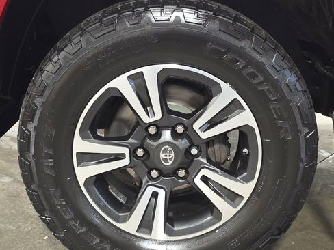 Used 2016 Toyota Tacoma TRD Sport w/ Towing Package image 24