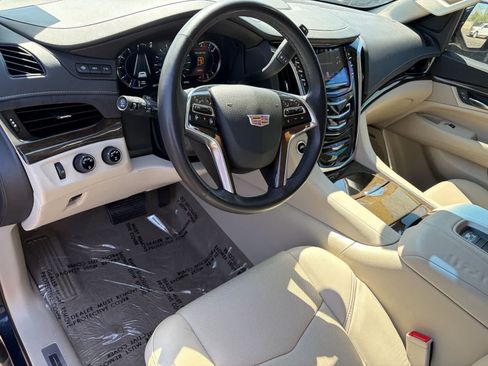 Used 2018 Cadillac Escalade Premium Luxury AWD/4WD image 19