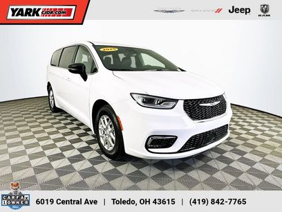 Used 2025 Chrysler Pacifica Select