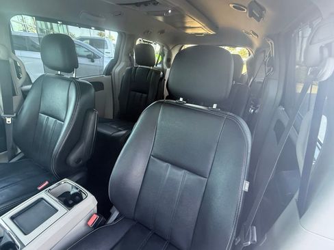 Used 2016 Chrysler Town & Country Touring w/ Driver Convenience Group image 25