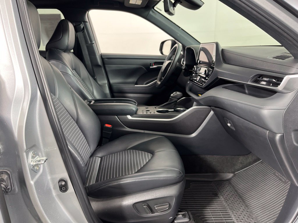 Used 2023 Toyota Highlander XSE FWD image 7