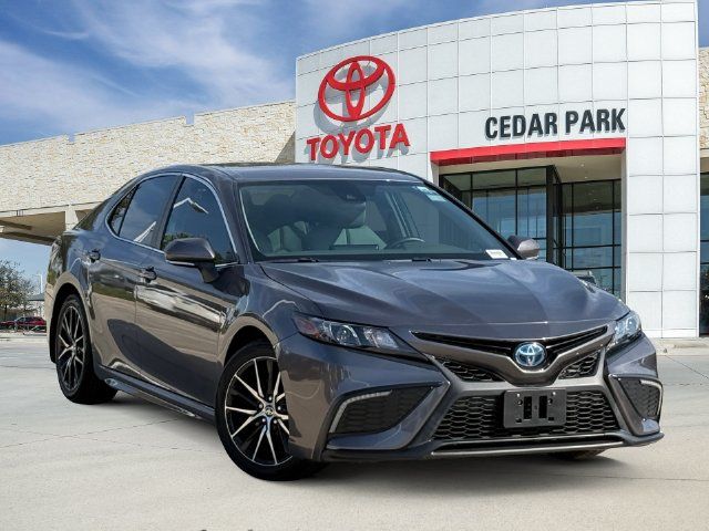 Used 2022 Toyota Camry SE FWD image 1